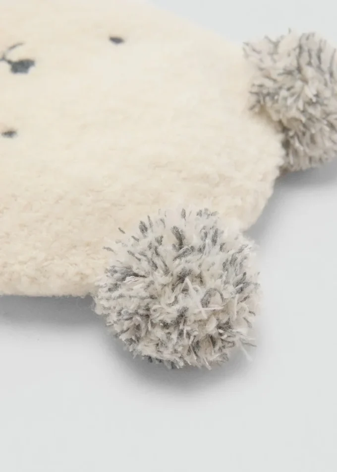 Cappello lavorato a maglia con orsacchiotto Cappello lavorato a maglia con orsacchiotto