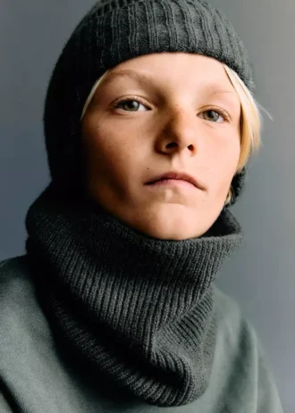 Cappello lavorato a maglia con paraorecchie