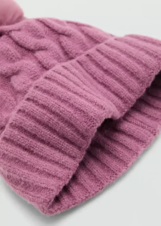 Cappello lavorato a maglia con pompon