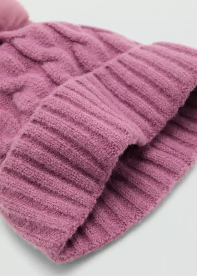 Cappello lavorato a maglia con pompon Cappello lavorato a maglia con pompon