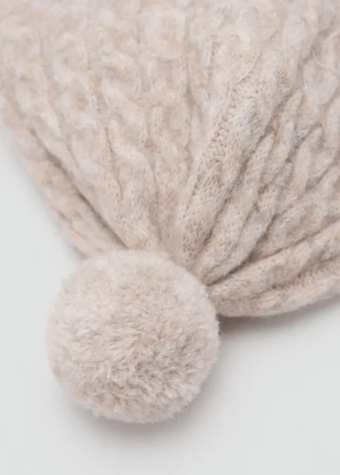 Cappello lavorato a maglia con pompon Cappello lavorato a maglia con pompon