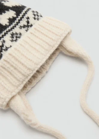 Cappello lavorato a maglia con pompon