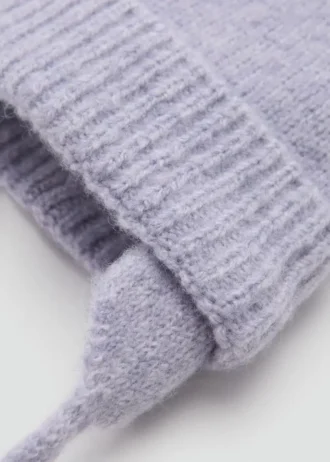 Cappello lavorato a maglia con pompon