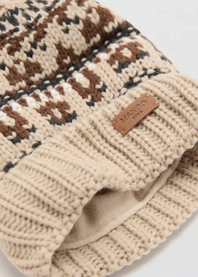 Cappello lavorato a maglia con pompon Cappello lavorato a maglia con pompon