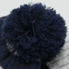 Cappello lavorato a maglia con pompon Cappello lavorato a maglia con pompon