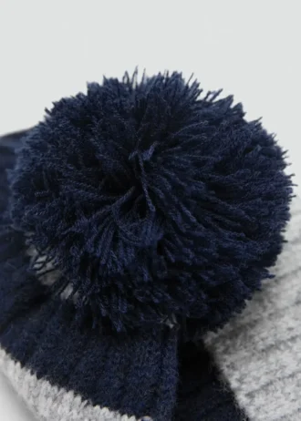 Cappello lavorato a maglia con pompon
