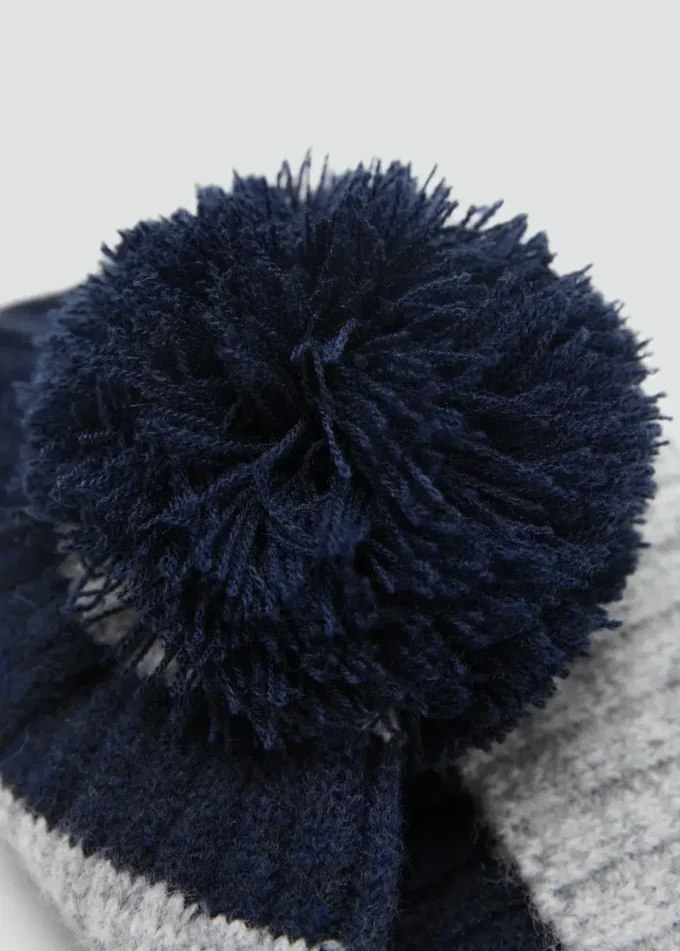 Cappello lavorato a maglia con pompon Cappello lavorato a maglia con pompon