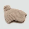Cappello lavorato a maglia con pompon Cappello lavorato a maglia con pompon