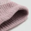 Cappello lavorato a maglia con pompon Cappello lavorato a maglia con pompon