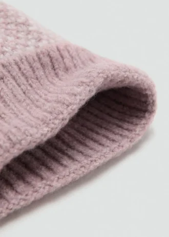 Cappello lavorato a maglia con pompon