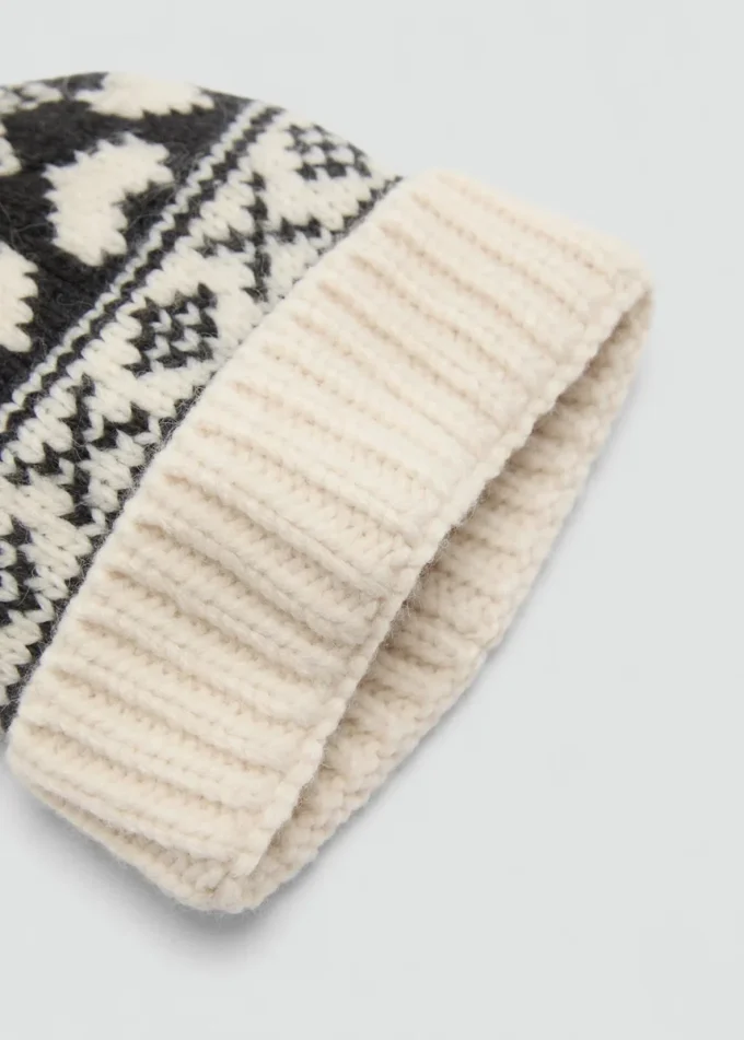 Cappello lavorato a maglia con pompon Cappello lavorato a maglia con pompon