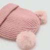 Cappello lavorato a maglia con pompon