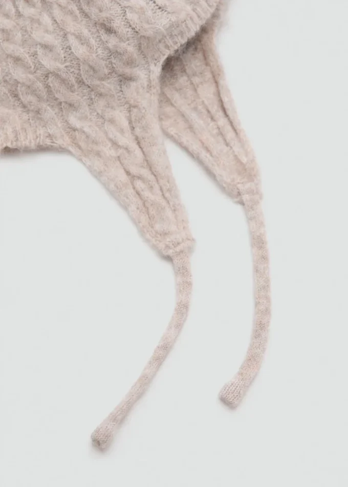 Cappello lavorato a maglia con pompon Cappello lavorato a maglia con pompon