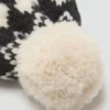 Cappello lavorato a maglia con pompon Cappello lavorato a maglia con pompon