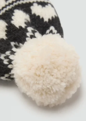 Cappello lavorato a maglia con pompon