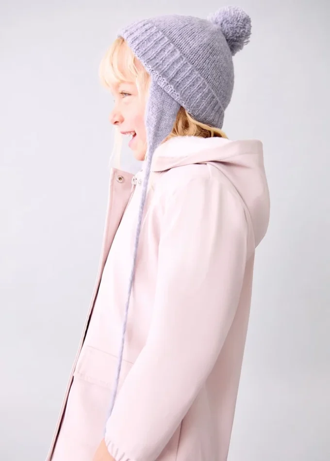 Cappello lavorato a maglia con pompon