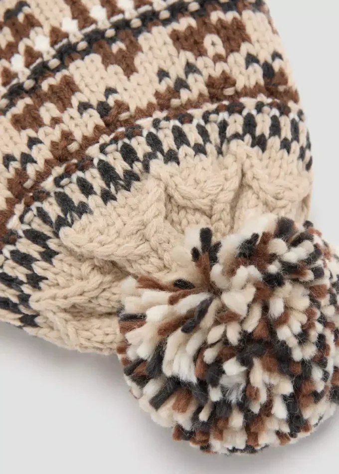 Cappello lavorato a maglia con pompon Cappello lavorato a maglia con pompon