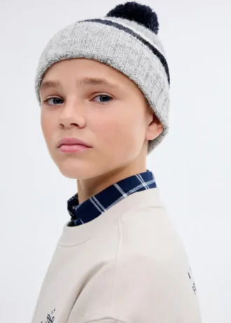 Cappello lavorato a maglia con pompon