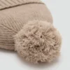 Cappello lavorato a maglia con pompon Cappello lavorato a maglia con pompon