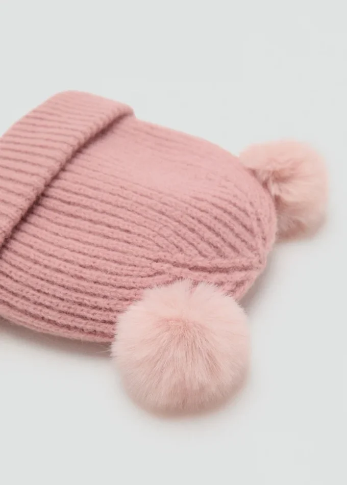 Cappello lavorato a maglia con pompon