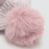 Cappello lavorato a maglia con pompon Cappello lavorato a maglia con pompon