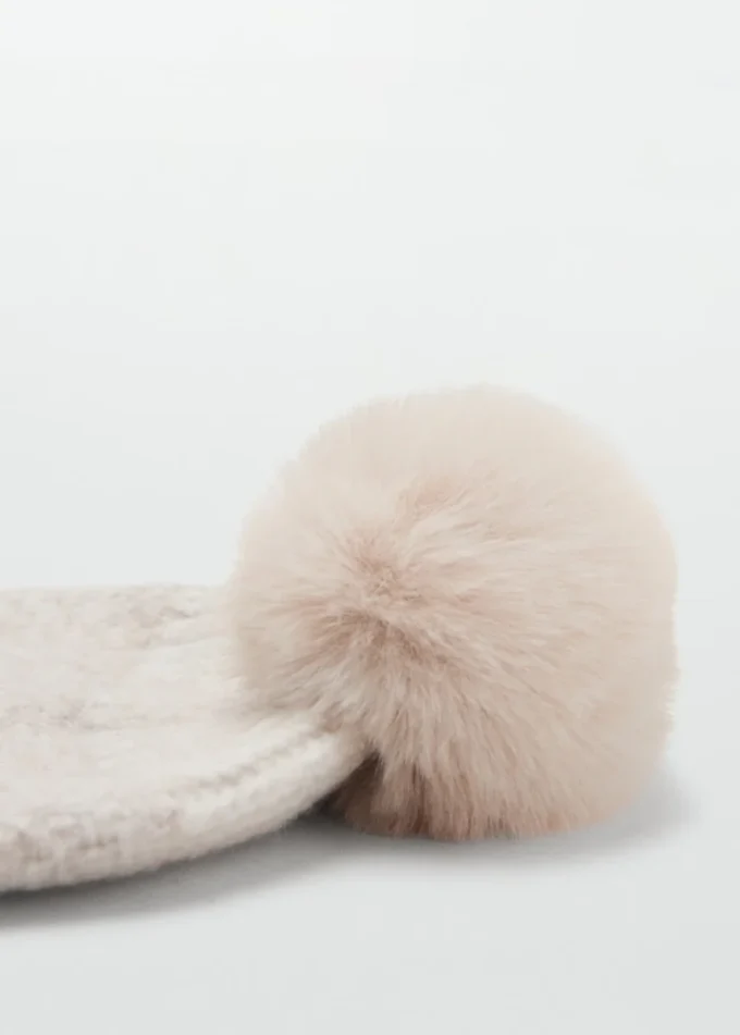 Cappello lavorato a maglia con pompon Cappello lavorato a maglia con pompon