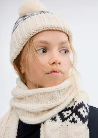 Cappello lavorato a maglia con pompon