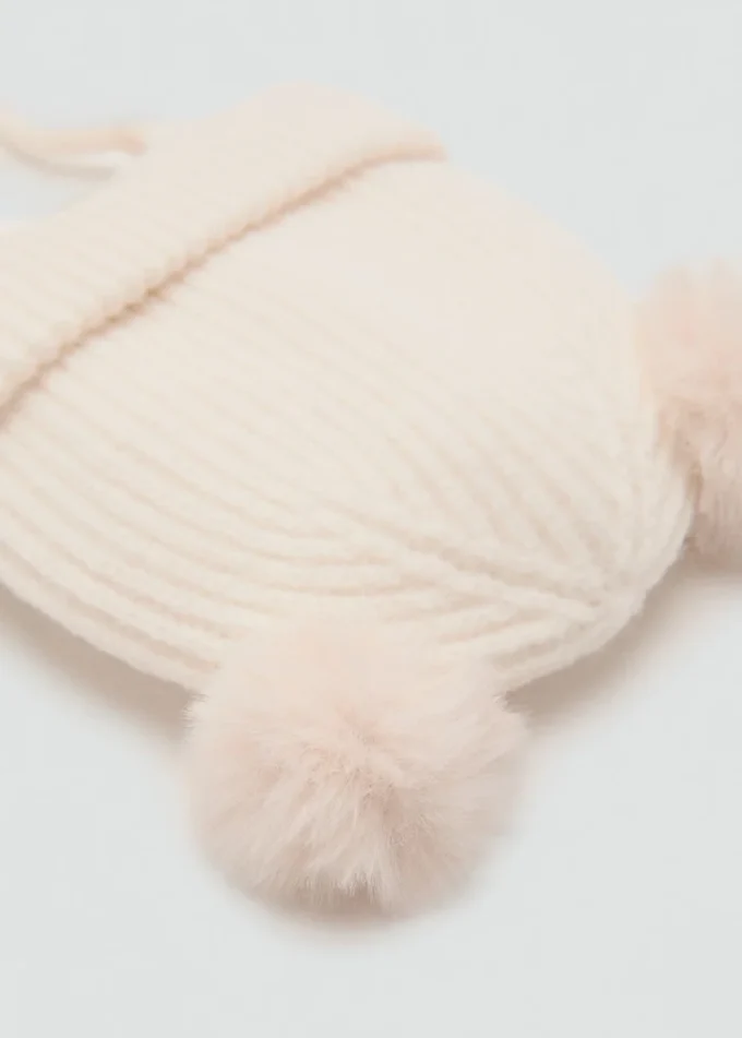 Cappello lavorato a maglia con pompon Cappello lavorato a maglia con pompon