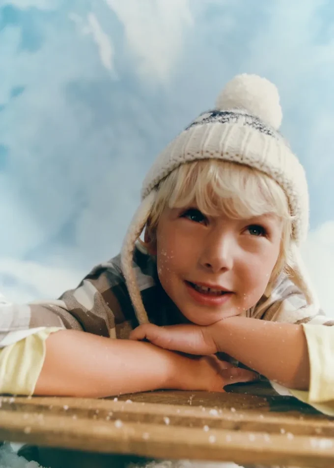 Cappello lavorato a maglia con pompon Cappello lavorato a maglia con pompon