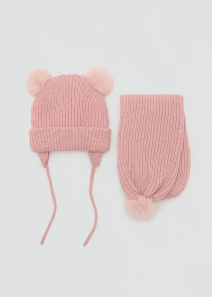 Cappello lavorato a maglia con pompon