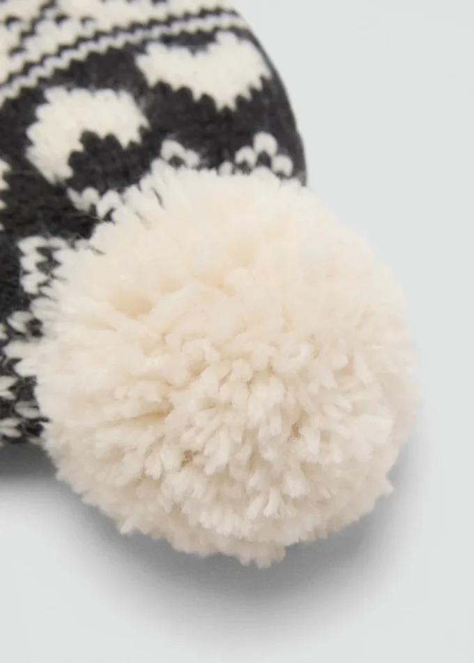Cappello lavorato a maglia con pompon Cappello lavorato a maglia con pompon