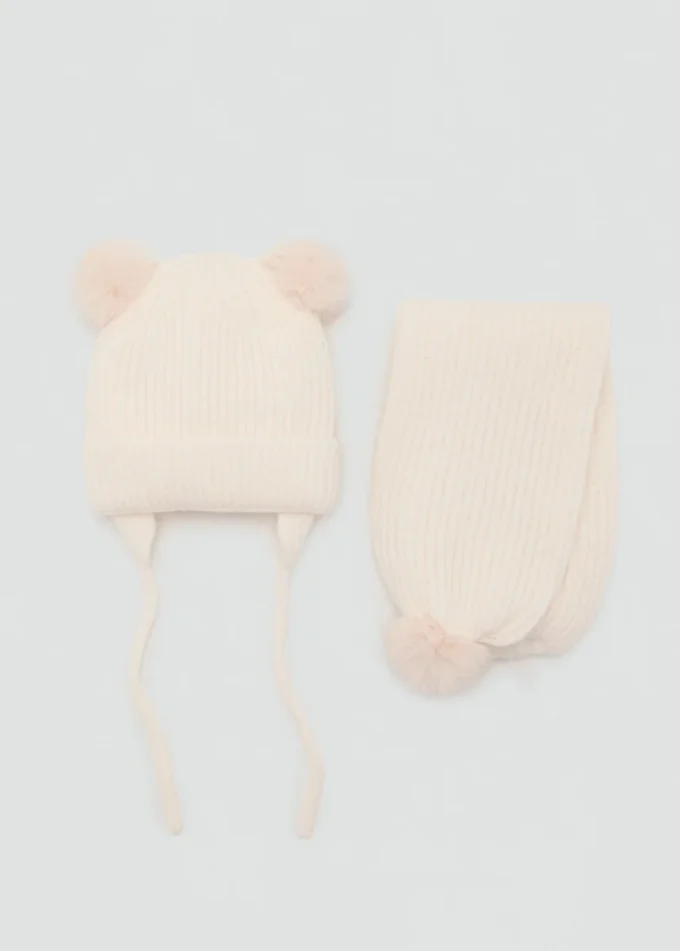 Cappello lavorato a maglia con pompon Cappello lavorato a maglia con pompon