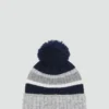 Cappello lavorato a maglia con pompon Cappello lavorato a maglia con pompon