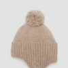 Cappello lavorato a maglia con pompon Cappello lavorato a maglia con pompon