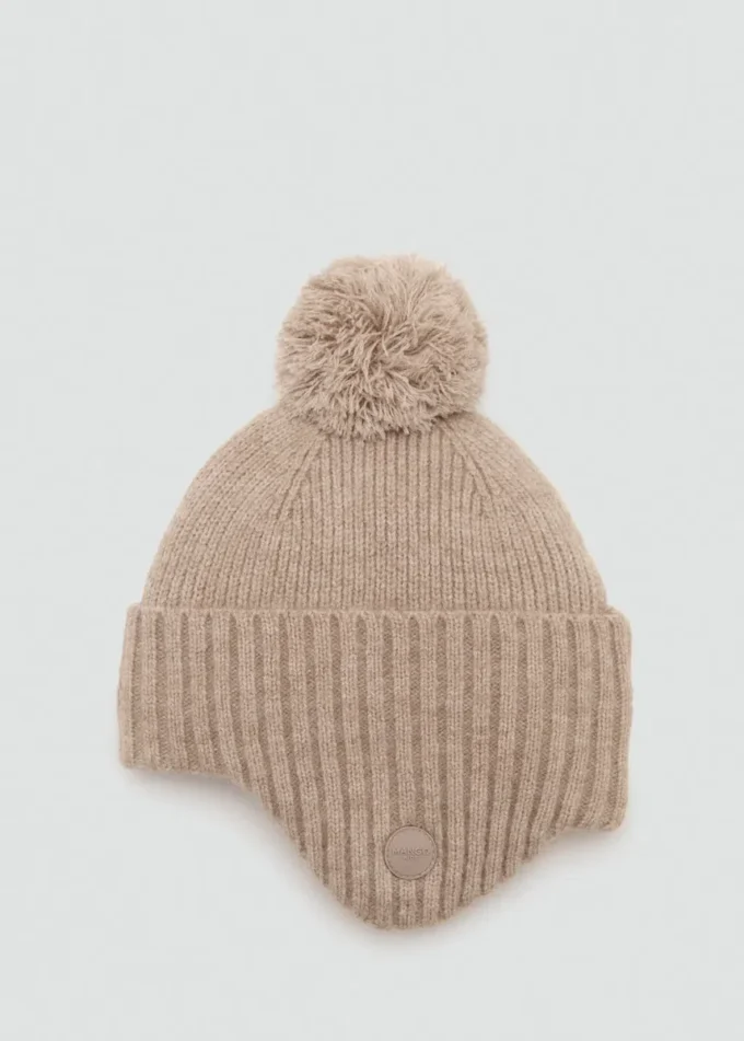 Cappello lavorato a maglia con pompon Cappello lavorato a maglia con pompon