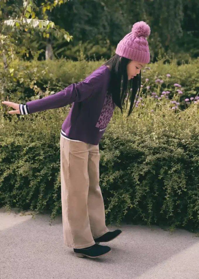 Cappello lavorato a maglia con pompon Cappello lavorato a maglia con pompon