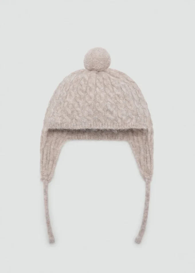 Cappello lavorato a maglia con pompon Cappello lavorato a maglia con pompon