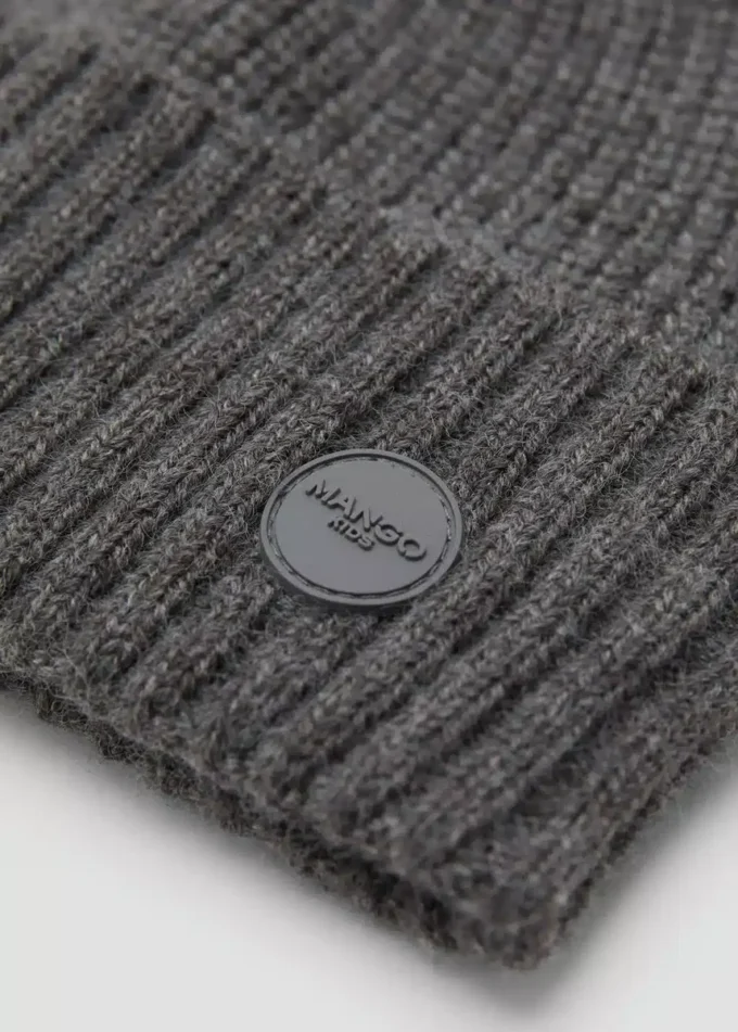 Cappello lavorato a maglia con risvolto Cappello lavorato a maglia con risvolto