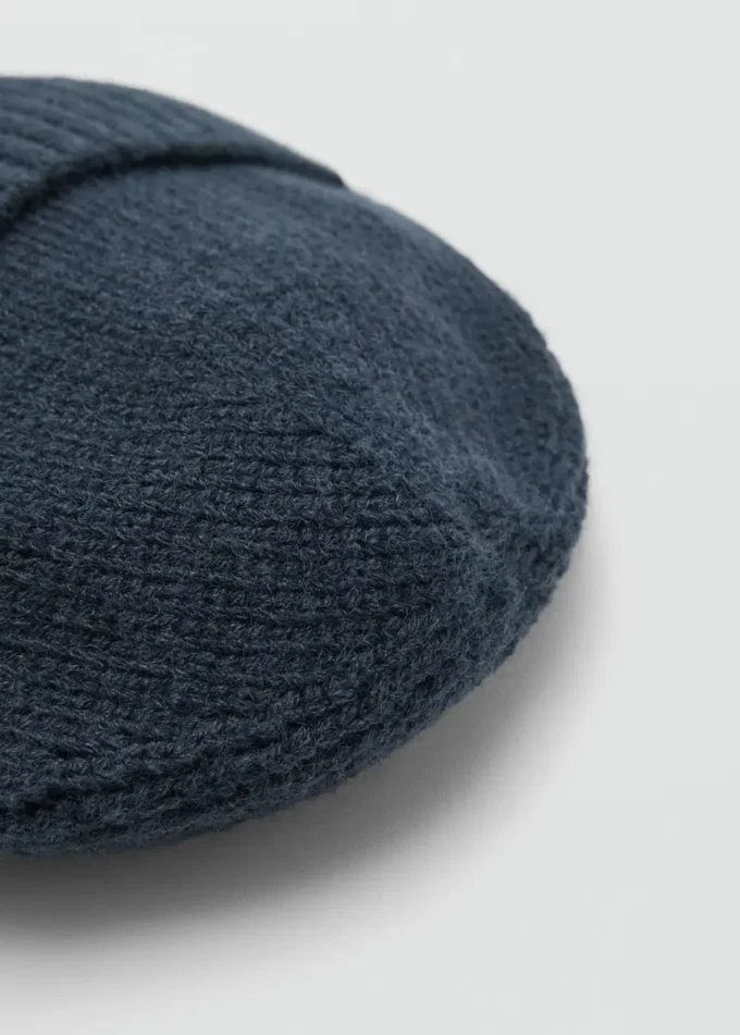 Cappello lavorato a maglia con risvolto Cappello lavorato a maglia con risvolto