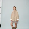 Cappotto con cappuccio effetto shearling