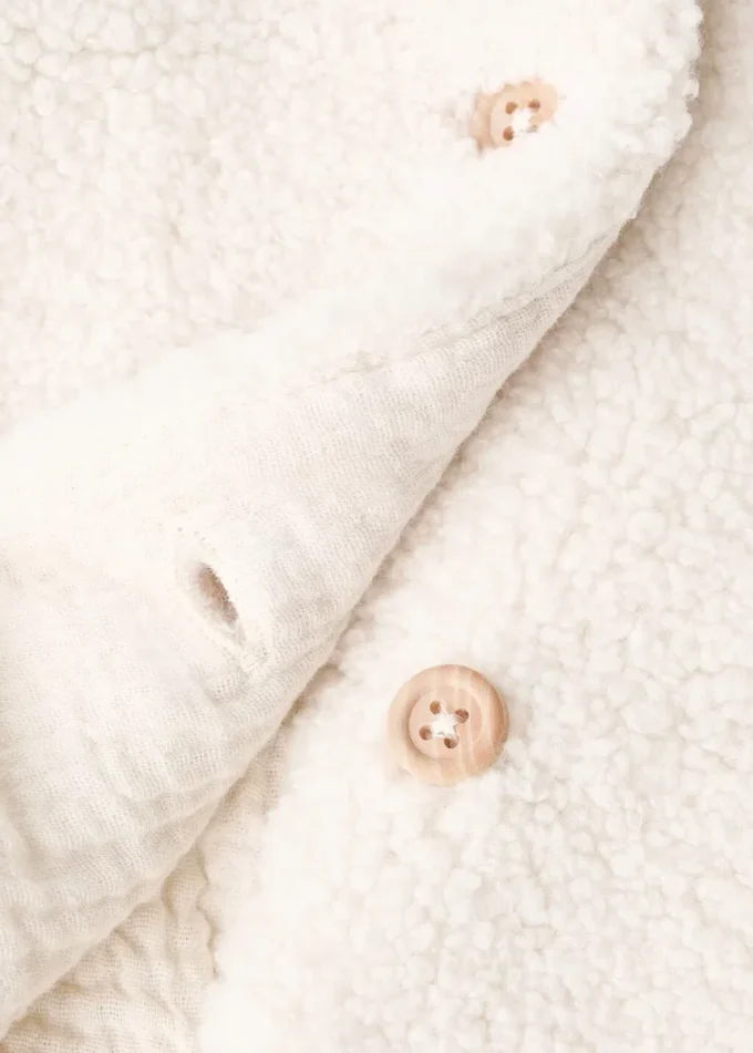 Cappotto con cappuccio effetto shearling Cappotto con cappuccio effetto shearling