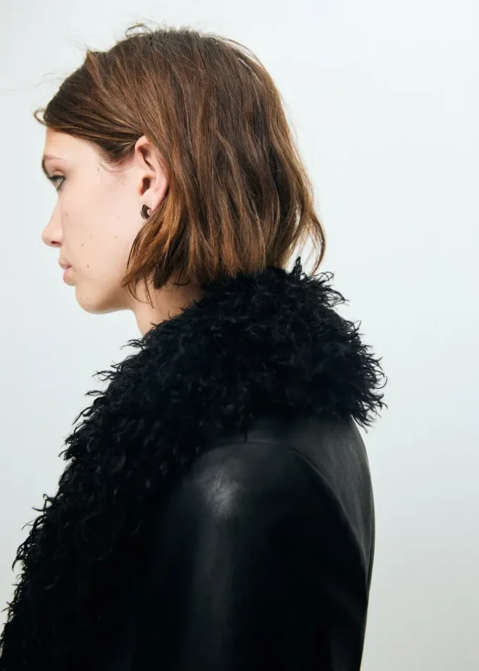 Cappotto in ecopelle con bordi in pelliccia Cappotto in ecopelle con bordi in pelliccia