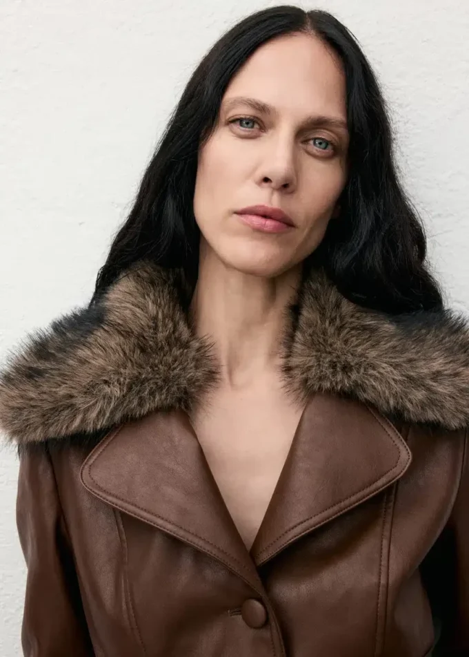 Cappotto in ecopelle con collo in pelliccia Cappotto in ecopelle con collo in pelliccia