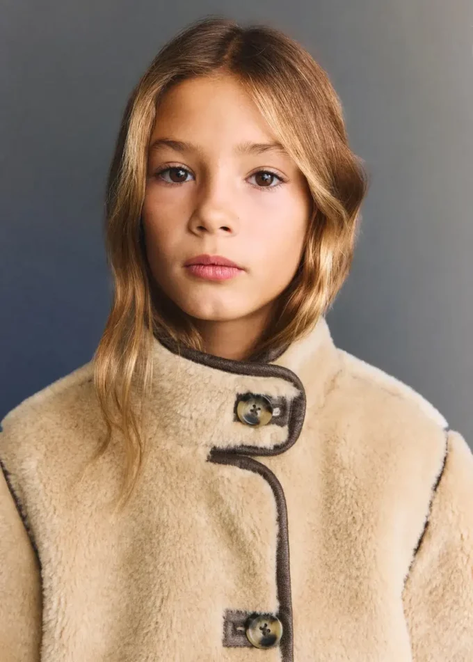 Cappotto in pelliccia sintetica con bottoni Cappotto in pelliccia sintetica con bottoni