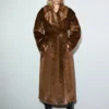 Cappotto in pelliccia sintetica con cintura Cappotto in pelliccia sintetica con cintura