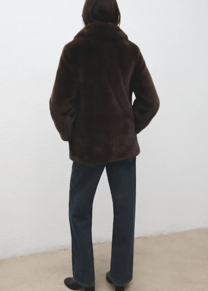 Cappotto in pelliccia sintetica con revers Cappotto in pelliccia sintetica con revers