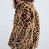 Cappotto in pelliccia sintetica con stampa leopardata Cappotto in pelliccia sintetica con stampa leopardata