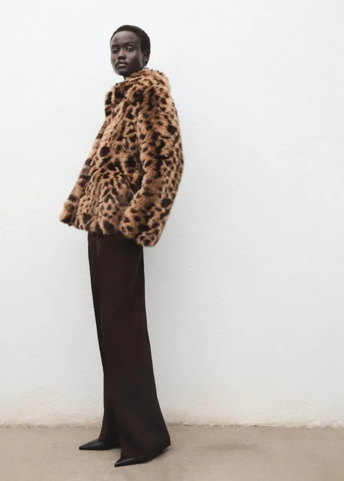 Cappotto in pelliccia sintetica con stampa leopardata Cappotto in pelliccia sintetica con stampa leopardata