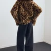 Cappotto in pelliccia sintetica con stampa leopardata Cappotto in pelliccia sintetica con stampa leopardata