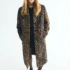 Cappotto lungo con stampa leopardata Cappotto lungo con stampa leopardata